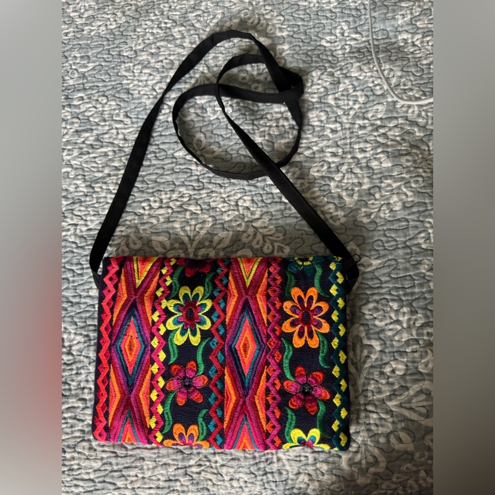 Fun, multicolor, vibrant purse, cross body. Snap closure in front! - Picture 4 of 9